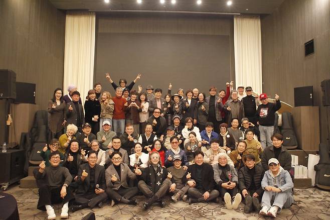 대중문화예술인 신년회 '모이니까 좋지?!' 참석자들 단체 사진 (서울=연합뉴스) 이태수 기자 = 지난 22일 오후 서울 시내 한 호텔에서 대중문화예술인 신년회 '모이니까 좋지?!'가 열렸다. 2026.2.23 [남궁옥분 제공. 재판매 및 DB 금지]