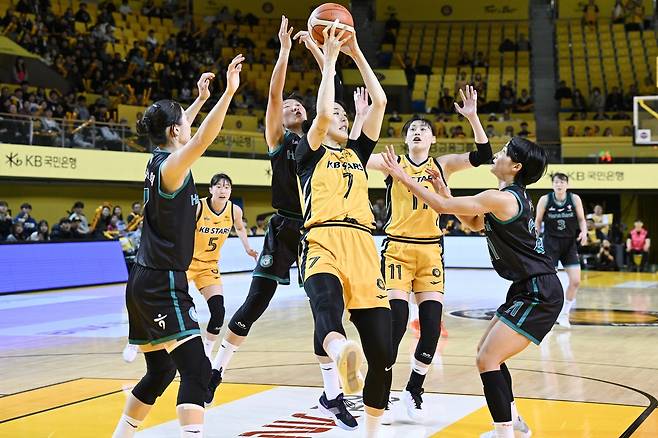 여자농구 KB와 하나은행의 경기 장면 [WKBL 제공. 재판매 및 DB 금지]