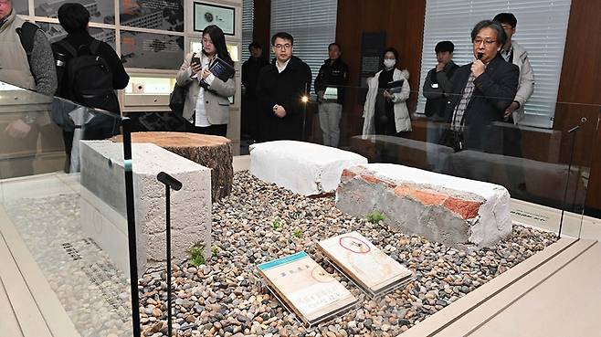 24일 오전 광주 동구 옛 전남도청에서 문화체육관광부 옛전남도청복원추진단의 시범운영 설명회가 열려 참석자들이 계엄군의 탄두가 박힌 전시물을 보고 있다./조영권 기자