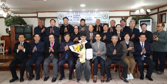 24일 전주 백송회관에서 열린 2026학년도 대학수학능력시험 만점자 이하진 군(전주한일고)에 대한 장학금 전달식에서 윤석정 전북일보 사장과 양영두 사선문화제전위원회 위원장 등 참석자들이 기념촬영을 하고 있다. /조현욱 기자