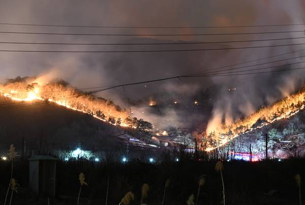 23일 오후 4시 10분 밀양시 삼량진읍 검세리 산 31번지에 산불이 발생했다. 이날 오후 9시 5분 산이 붉게 불타고 있다. /김구연 기자