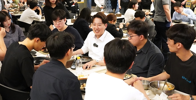 학식먹자 이준석행사를 위해 지난 13일 오후 대구 북구 경북대 복지관을 찾은 개혁신당 이준석 대선후보가 학생들과 대화를 나누고 있다. <영남일보DB>