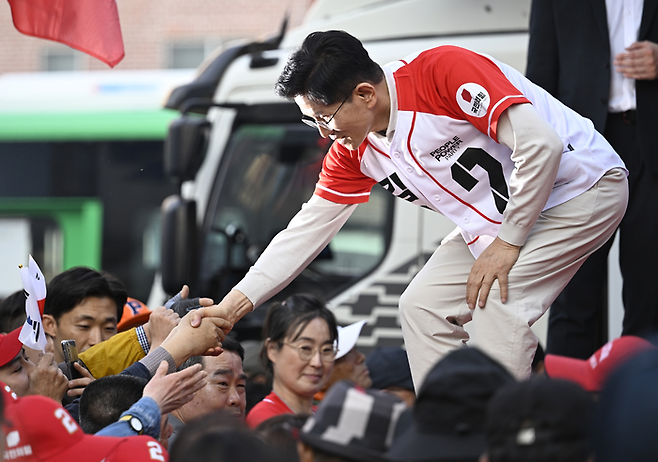 국민의힘 김문수 대선후보가 12일 오후 대구 중구 서문시장에서 열린 유세에서 시민들과 악수를 하고 있다. 이윤호기자 yoonhohi@yeongnam.com