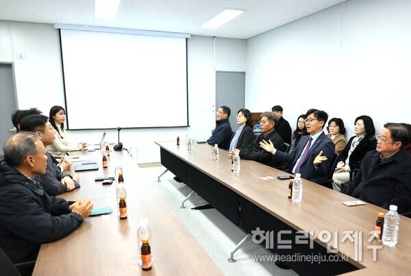 한림해상풍력발전단지를 방문해 간담회를 갖고 있는 현원돈 부시장과 간부공무원들.