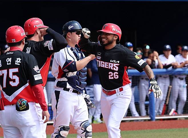 24일 WBC 국가대표팀과의 경기에서 투런포를 쏘아올린 후 웃고 있는 카스트로. KIA구단 제공