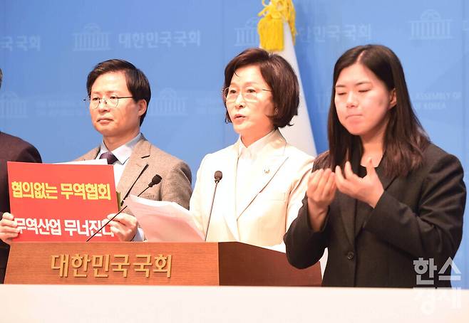 더불어민주당 오세희 의원이 24일 오전 서울 여의도 국회 소통관에서 열린 코엑스 전시장 대규모 폐쇄 규탄 기자회견에서 발언을 하고 있다./ 이호형 기자 leemario@sporbiz.co.kr 2026.02.24