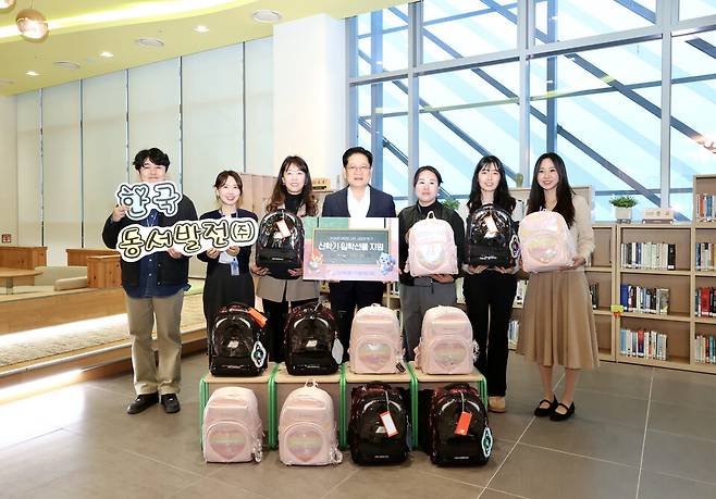 권명호 한국동서발전 사장(가운데) 및 직원들이 새학기 책가방 꾸러미를 들고 기념사진을 찍고 있다./ 한국동서발전