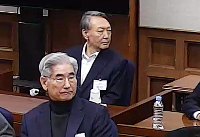 윤석열 전 대통령이 지난 19일 오후 서울 서초구 서울중앙지방법원에서 열린 12·3 비상계엄 관련 내란 우두머리 혐의 사건 1심 선고공판에 출석하고 있다. 서울중앙지법 제공 연합뉴스