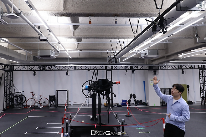 모션캡쳐실은 안전을 위해 바닥부터 소품까지 푹신한 재질로 마감됐다. 사진은 수직적인 액션을 캡쳐할 때 쓰이는 크레인과 와이어를 거는 도르레를 설명 중인 펄어비스 최기언 연출액션팀장.