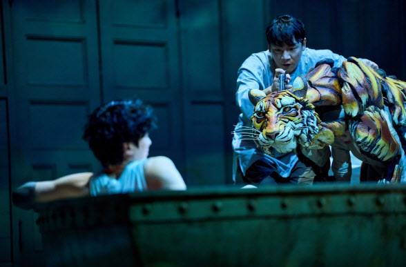 ‘라이프 오브 파이’ 공연의 한 장면. 머리 파트를 맡은 배우 김시영이 벵골호랑이 퍼펫을 조종하고 있다(사진=에스앤코).