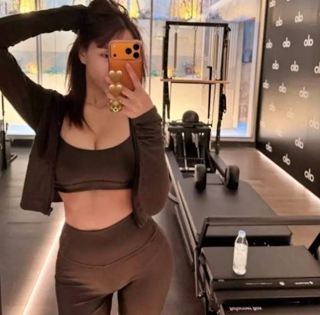 나띠가 필라테스 기구 앞에서 포즈를 취하고 있다. 사진=나띠 인스타그램