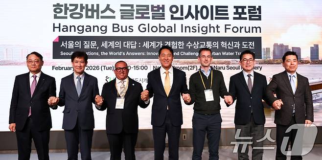 오세훈 서울시장이 24일 서울 마포구 호텔나루 서울 엠갤러리에서 열린 한강버스 글로벌 인사이트 포럼에서 참석자들과 기념촬영을 하고 있다. 2026.2.24 ⓒ 뉴스1 최지환 기자