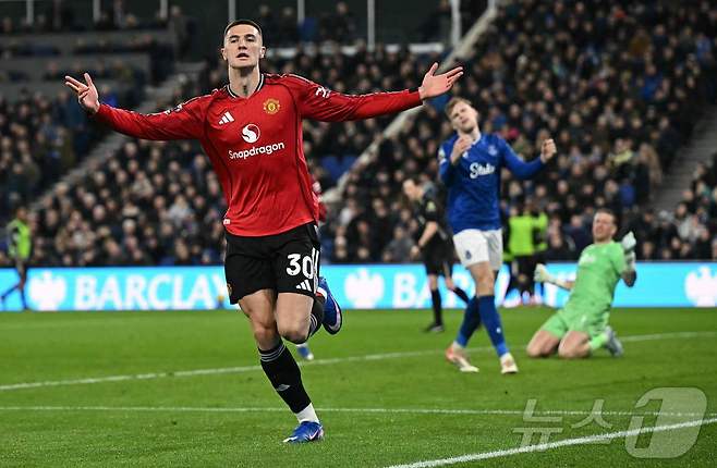 맨체스터 유나이티드 공격수 베냐민 세슈코가 24일(한국시간) 열린 2025-26 EPL 에버턴전에서 후반 26분 결승 골을 터뜨려 팀의 1-0 승리를 이끌었다. ⓒ AFP=뉴스1