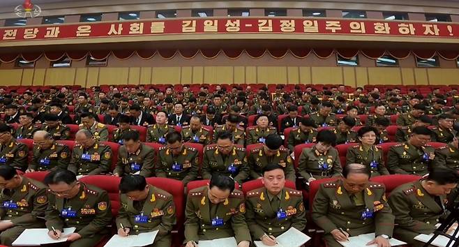 24일 북한의 조선중앙TV가 공개한 9차 노동당 대회 영상에 따르면 당 대회 참관인들은 앞쪽에 앉은 정식 대표단과 달리 파란색 명찰을 착용한 것이 확인됐다. (조선중앙TV 갈무리)