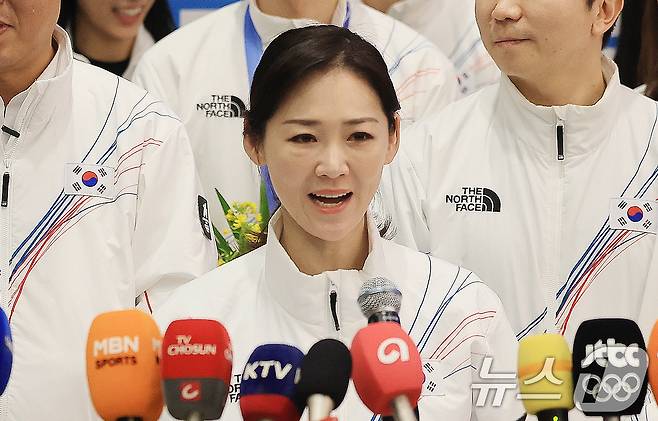 이수경 2026 밀라노-코르티나담페초 동계올림픽 대한민국 선수단장이 24일 인천국제공항 제2여객터미널에서 귀국 뒤 이번 올림픽 성적를 발표하고 있다. 2026.2.24 ⓒ 뉴스1 이호윤 기자