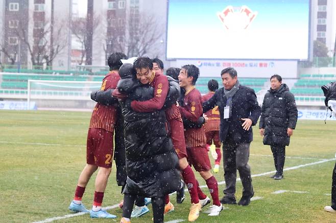 경희대 선수들이 24일 결승전에서 동점골을 넣고 환호하고 있다. 사진 | 대학축구연맹