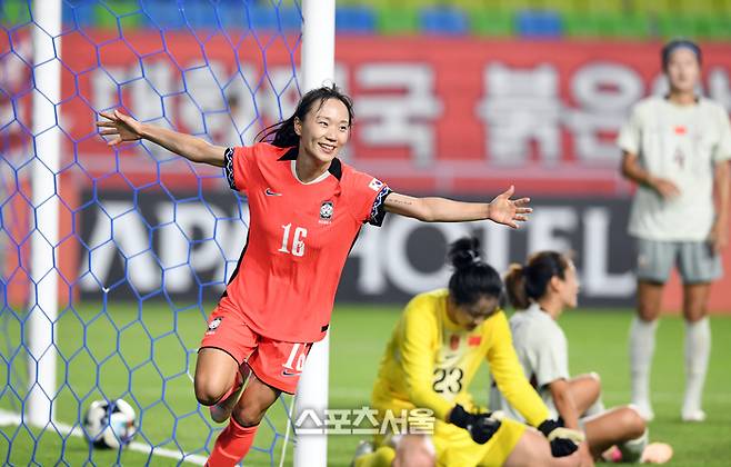 한국 여자축구대표팀의 장슬기가 지난해 7월9일 수원월드컵경기장에서 열린 ‘EAFF(동아시아축구연맹) E-1 풋볼 챔피언십 2025’ 중국과의 경기에서 동점골을 넣은 뒤 기뻐하고 있다.  박진업 기자 upandup@sportsseoul.com