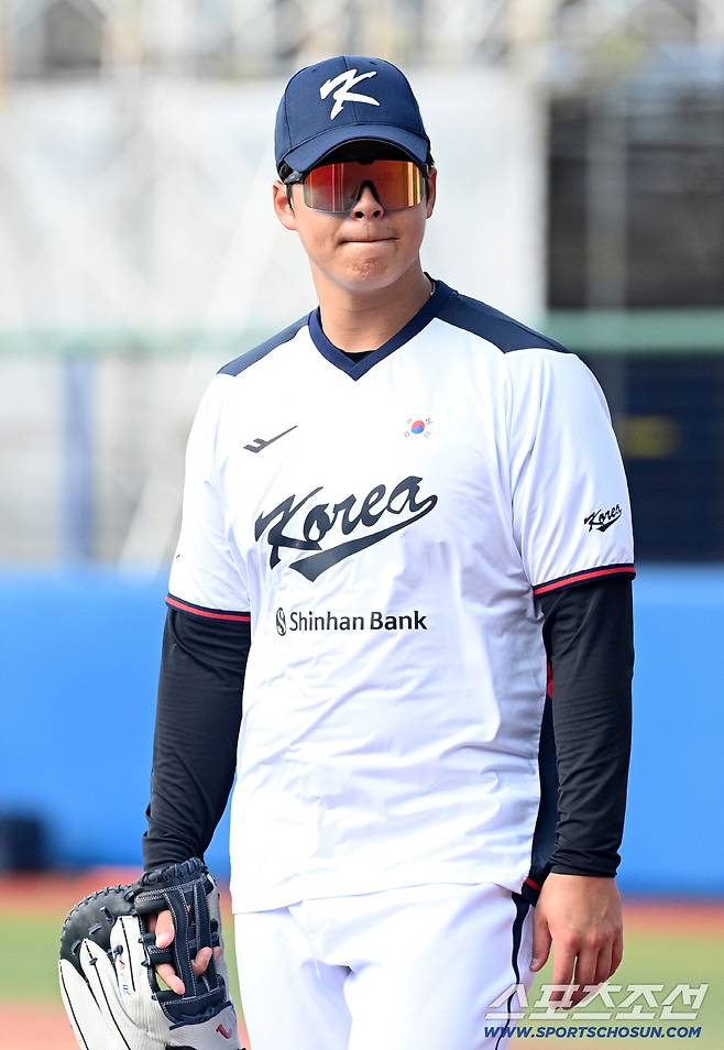 23日に沖縄・嘉手納球場で行われた野球代表チームとハンファ・イーグルスの評価戦。ノ・シファンはトレーニング中だ。沖縄（日本）＝パク・ジェマン記者 pjm@sportschosun.com/2026.02.23/