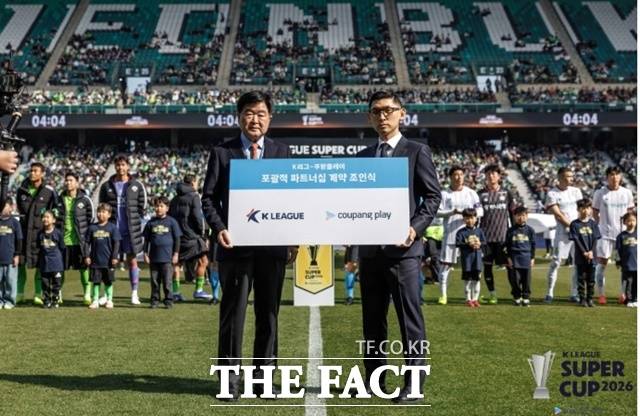 권오갑 한국프로축구연맹 총재(왼쪽)와 쿠팡플레이 김성한 대표는 21일 전주월드컵경기장에서 열린 슈퍼컵에 앞서 K리그-쿠팡플레이 포괄적 파트너십 조인식 행사를 갖고 있다./전주월드컵경기장=K리그