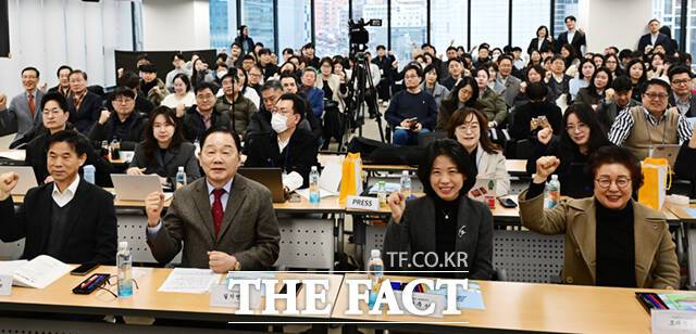 길기연 서울관광재단 대표이사(왼쪽 두 번째)와 참석자들이 24일 서울 종로구 서울관광플라자 대회의실에서 열린 2026년 서울 관광사업 설명회에서 기념촬영하고 있다.