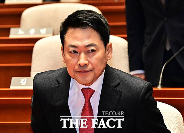 국민의힘 전국원외당협위원장협의회가 24일 장동혁 대표의 사퇴를 촉구하는 내용의 성명서에 이름을 올린 전·현직 당협위원장 24인을 상대로 당 윤리워원회 제소를 결정했다. 사진은 장 대표가 이날 오전 서울 여의도 국회에서 열린 의원총회에 참석하고 있는 모습. /배정한 기자