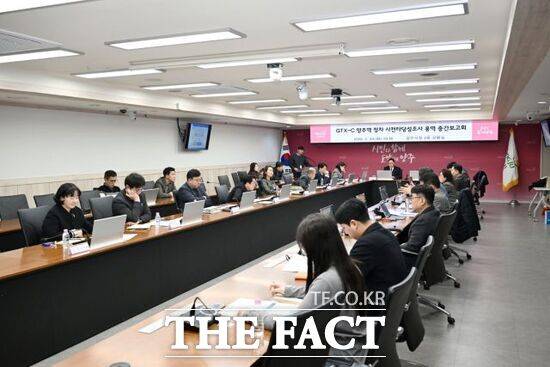 24일 양주시청 상황실에서 열린 'GTX 양주역 정차 사전타당성조사 용역' 중간보고회에서 양주시 관계자들이 역사 증축 여부에 따른 사업 대안과 구체적인 타당성 분석 결과를 공유하고 있다. /양주시