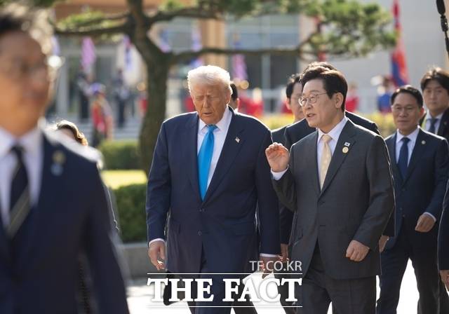 정부는 24일 한미 안보 분야 후속 협의가 미국의 관세 불확실성에 일부 영향을 받고 있지만 보류된 건 아니라고 밝혔다. 외교부 고위당국자는 이날 미국 협상단 방한이 늦어지면 정부가 직접 미국을 방문할 가능성을 열어두고 있다고 전했다. 사진은 이재명 대통령과 도널드 트럼프 미국 대통령이 지난해 10월 국립경주박물관에서 만난 모습. /대통령실