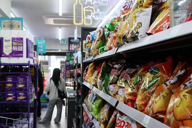 서울 시내 한 편의점에서 방문객이 상품을 고르고 있다. 연합뉴스
