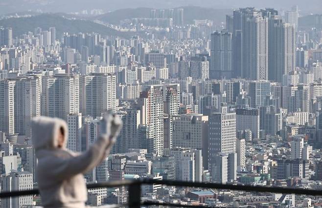 23일 서울 남산에서 바라본 서울 시내 아파트 밀집 지역 모습. 연합뉴스