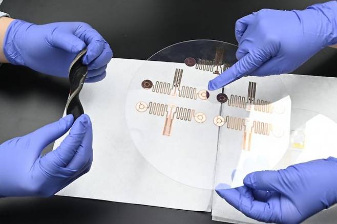 공동연구팀이 인시튜(In-situ) 공정 기반으로 제작한 전자피부. 한국전자통신연구원