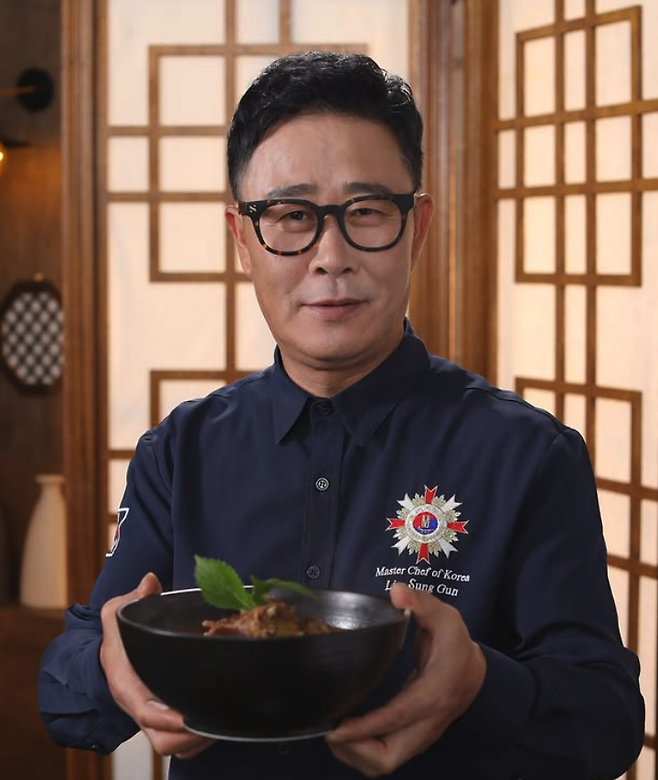 넷플릭스 예능 흑백요리사 2 출연으로 큰 인기를 끌었던 셰프 임성근이 음주운전 전력 논란으로 방송 활동을 중단한 이후, 유튜브와 SNS를 중심으로 활동을 재개했다. 임성근 인스타그램