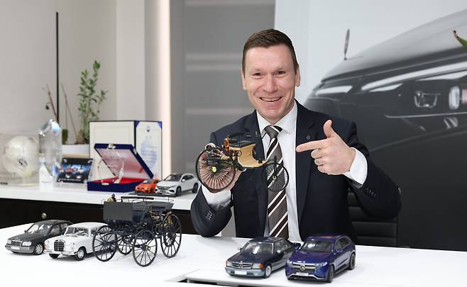 지난 10일 서울 중구 벤츠코리아 본사에서 마티아스 바이틀 사장이 1886년 나온 세계 최초의 자동차 '페이턴트 모터바겐' 모형을 들고 있다. 올해는 벤츠가 이 차를 선보인 지 140년이 되는 해다. /박성원 기자