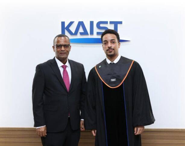 KAIST 졸업한 메쿠리아 테클레마리암 위원장과 아들인 네이선 메쿠리아 하일레. /KAIST