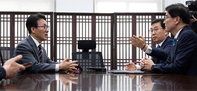 김민석 국무총리가 12일 서울 여의도 국회에서 신정훈 행정안전위원장을 비롯한 민주당 행안위원들과 행정통합 관련 입법 논의를 하고 있다./뉴스1