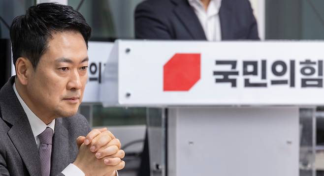 국민의힘 장동혁 대표가 23일 서울 여의도 중앙당사에서 열린 제9회 전국동시지방선거 중앙당 공천관리위원회 공천 혁신 서약식에 참석해 생각에 잠겨 있다./연합뉴스