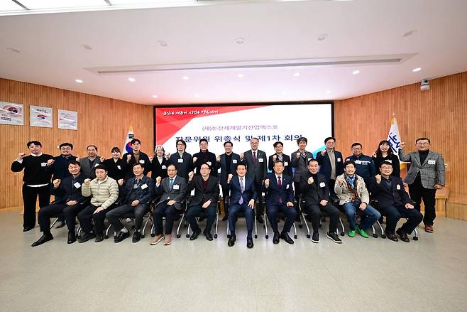 논산세계딸기산업엑스포조직위원회는 23일 논산시청 회의실에서 자문위원 위촉식과 제1차 자문회의를 열고 엑스포 성공 개최를 위한 전략 수립에 돌입했다. 논산시 제공