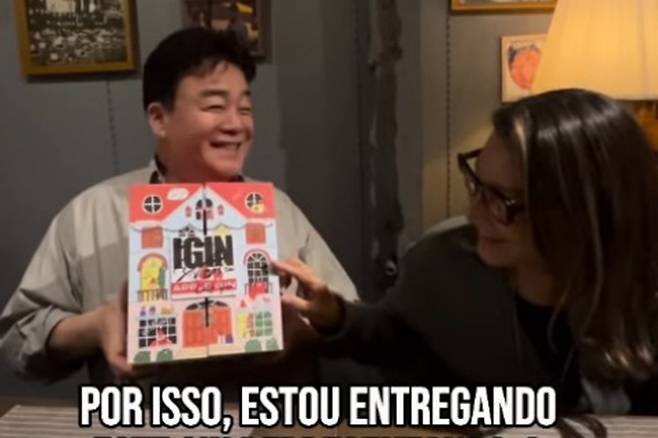 루이스 이나시우 룰라 다 시우바 브라질 대통령과 함께 방한한 호잔젤라 다 시우바 여사가 지난 21일 서울 용산구 한남동의 한 레스토랑에서 백종원 더본코리아 대표와 만찬을 함께 했다. 백 대표는 그룹 방탄소년단(BTS) 멤버 진의 사인이 담긴 굿즈를 선물로 전달했다. 인스타그램 캡처