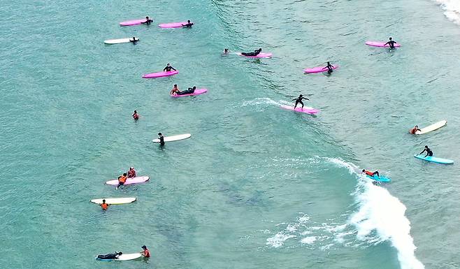 강원 양양군 현남면 인구 해수욕장서 서핑 즐기는 피서객.(뉴스1 DB).