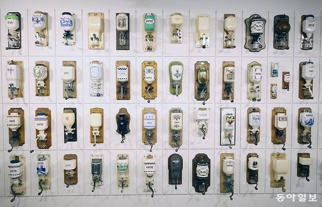 도자기로 만든 벽걸이형 커피 그라인더. 김재명 기자 base@donga.com