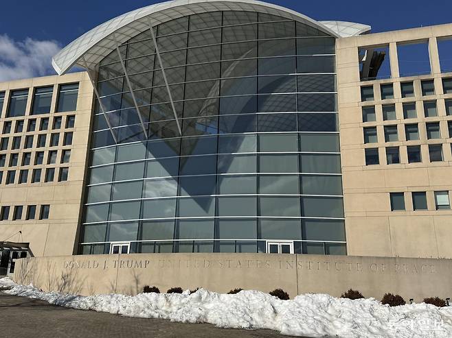 미국 수도 워싱턴의 ‘도널드 트럼프 미국 평화연구소’. 원래 이름은 미국 평화연구소였지만 트럼프 대통령이 지난해 말 자신의 이름을 추가했다. 
워싱턴=신진우 특파원 niceshin@donga.com