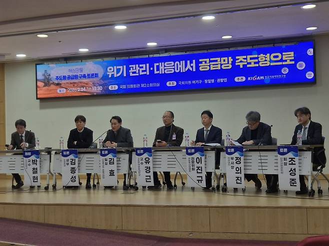 왼쪽부터 박철현 조선대 교수, 김종성 비츠로셀 상무, 차찬석 산업통상자원부 사무관, 유경근 국립한국해양대 교수, 이진규 희토류산업협회 전문위원, 정의진 테라이지 부사장, 조성준 한국자원공학회 회장. 임정우 기자 jjwl@donga.com