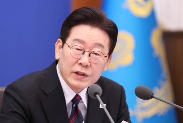 이재명 대통령이 24일 청와대에서 열린 국무회의에서 발언하고 있다.[연합뉴스 제공]