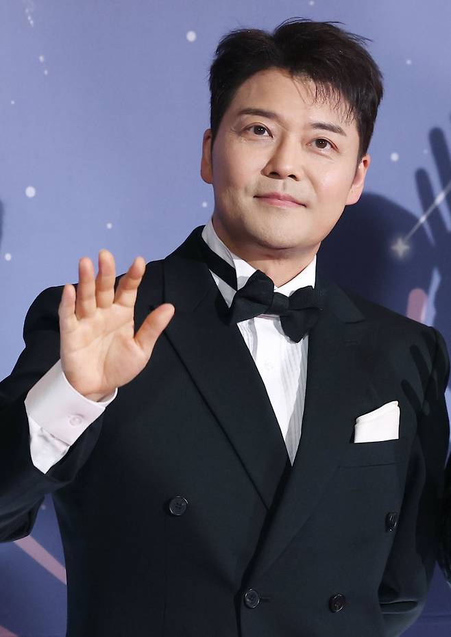 (서울=뉴스1) 권현진 기자 = 방송인 전현무가 29일 오후 서울 마포구 MBC 미디어센터 공개홀에서 열린 '2025 MBC 방송연예대상' 레드카펫 행사에 참석해 포즈를 취하고 있다. 2025.12.29/뉴스1 /사진=뉴스1화상