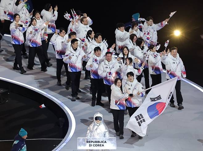 대한민국 선수단 기수 차준환(피겨 스케이팅)과 박지우(스피드 스케이팅)가 지난 6일(현지시간) 이탈리아 밀라노 산시로 올림픽 스타디움에서 열린 2026 밀라노·코르티나담페초 동계올림픽대회 개회식에서 선수단을 이끌고 입장하고 있다. /사진=뉴스1