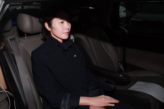 '공천헌금 1억원 수수' 혐의로 구속영장이 청구된 무소속 강선우 의원이 24일 국회에서 열린 2월 임시국회 8차 본회의에서 자신의 체포동의안에 대한 투표를 마친 뒤 국회 본청을 떠나 차량에 탑승하고 있다. 연합뉴스