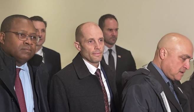 해롤드 로저스(가운데) 쿠팡 한국법인 임시대표가 23일(현지 시간) 워싱턴DC 연방하원 건물인 레이번 빌딩에서 미국 하원 법사위원회가 개최한 쿠팡 사태 관련 비공개 증언청취(deposition) 절차에 출석하고 있다. 뉴시스