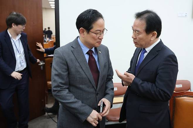 정태호 더불어민주당 간사와 박수영 국민의힘 간사가 24일 서울 여의도 국회에서 열린 대미투자특별법 처리를 위한 특별위원회에서 대화하고 있다. 뉴스1