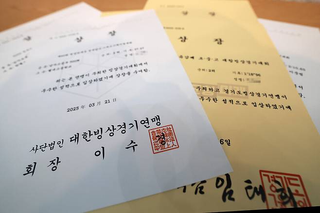 지난 9일 오후 성준이가 서울 노원구 태릉선수촌 실내 빙상장에서 그동안 받은 상장을 펼쳐보이고 있다. 정용일 선임기자 yongil@hani.co.kr