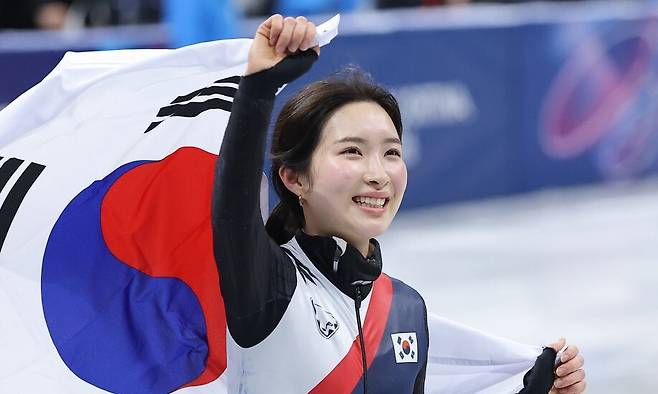 김길리가 21일(한국시각) 이탈리아 밀라노 아이스스케이팅 아레나에서 열린 2026 밀라노·코르티나담페초 겨울올림픽 쇼트트랙 여자 1500m 결승에서 금메달을 획득한 뒤 기뻐하고 있다. 연합뉴스