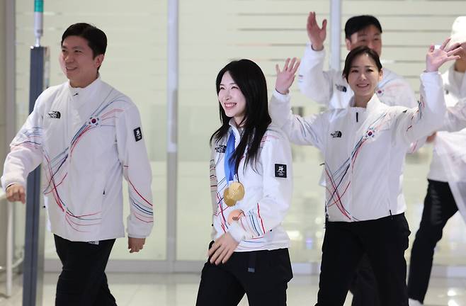 쇼트트랙 2관왕 김길리(왼쪽에서 둘째) 등 2026 밀라노·코르티나담페초 겨울올림픽을 마친 대한민국 선수단이 24일 인천국제공항 제2여객터미널을 통해 귀국하고 있다. 연합뉴스